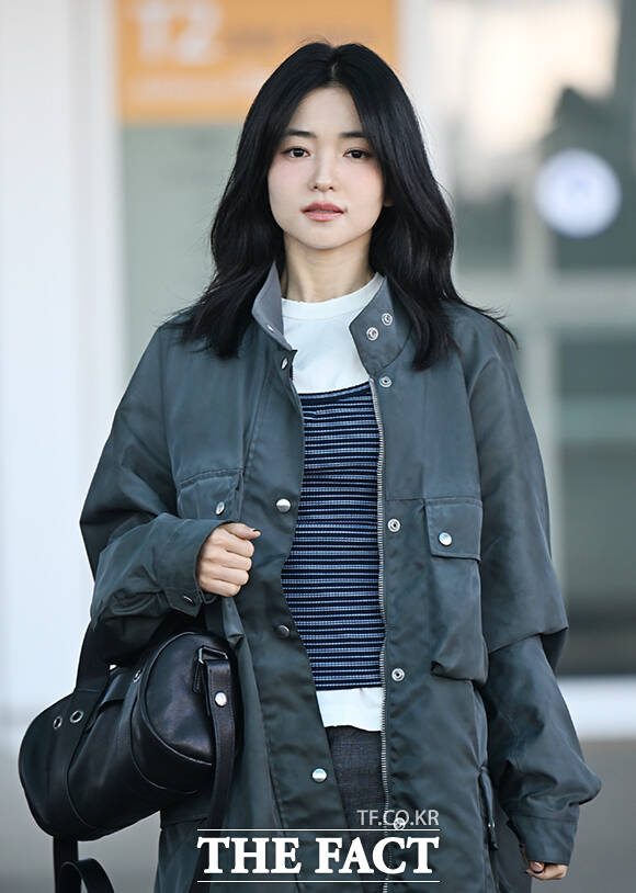 배우 김태리가 25일 오전 프라다(PRADA) 2026 가을 겨울 여성복 패션쇼 참석을 위해 인천국제공항에서 밀라노로 출국하고 있다. /인천국제공항=이새롬 기자