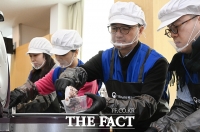  쪽방촌 어르신 위해 도시락 포장하는 임기근 차관 [포토]