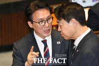  본회의 참석해 민주당 의원들 만난 김민석 총리 [TF사진관]