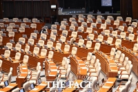  필리버스터 정국 초반부터 텅텅 빈 본회의장 [TF사진관]