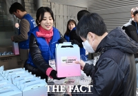  '정월대보름맞이 도시락' 전달하는 박하선 [포토]