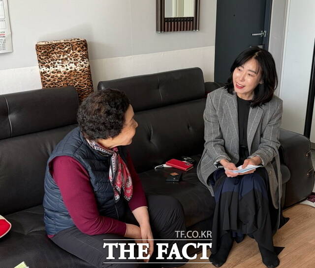 윤은미 천안시 복지정책국장이 26일 독립유공자 유족 자택에 방문해 위문하고 있다. /천안시