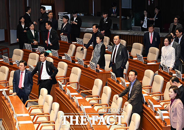 국민의힘 의원들이 26일 서울 여의도 국회에서 열린 제432회 국회(임시회) 제8차 본회의에 참석해 방송미디어 통신위원회 위원(천영식) 추천안이 부결된 뒤 당황한 모습을 보이고 있다.