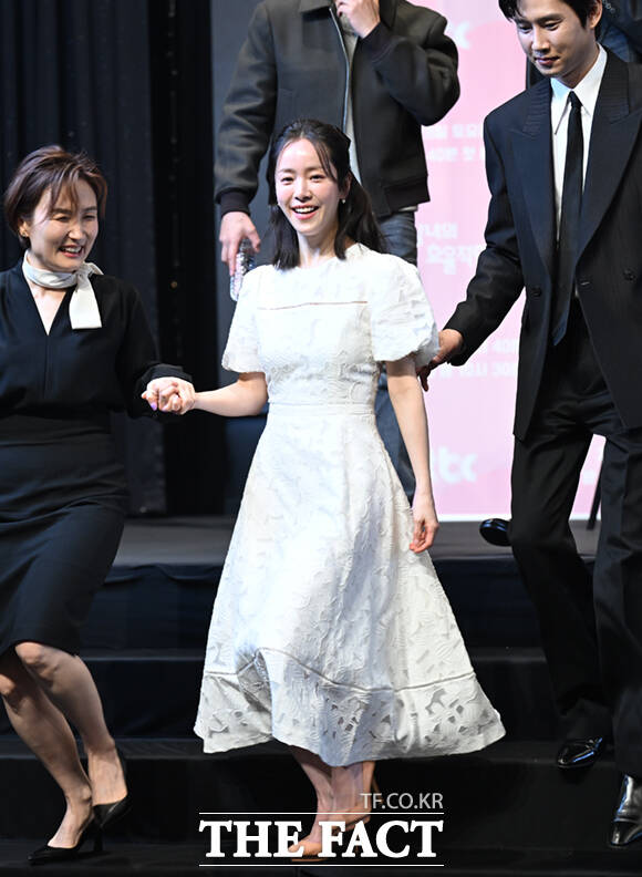 배우 한지민이 26일 오후 서울 구로구 더 링크호텔 서울에서 열린 JTBC 새 토일드라마 '미혼남녀의 효율적 만남' 제작발표회에 참석해 박경림(왼쪽)과 박성훈의 에스코트를 받으며 퇴장하고 있다. /이새롬 기자