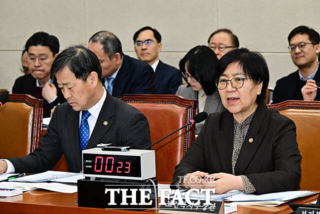 현안보고하는 정은경 보건복지부 장관.