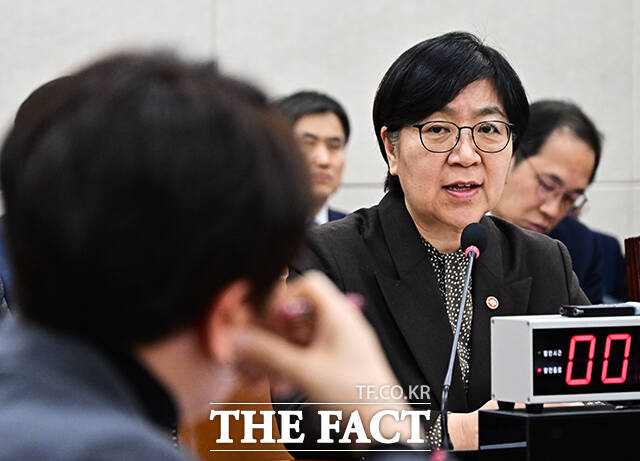 정은경 보건복지부 장관이 26일 오전 서울 여의도 국회에서 열린 보건복지위원회 전체회의에 출석해 질의에 답변을 하고 있다. /국회=배정한 기자