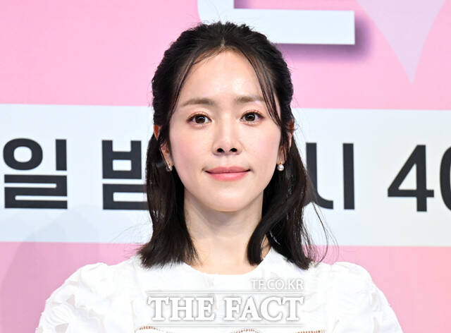 배우 한지민이 26일 오후 서울 구로구 더 링크호텔 서울에서 열린 JTBC 새 토일드라마 '미혼남녀의 효율적 만남' 제작발표회에 참석해 박경림(왼쪽)과 박성훈의 에스코트를 받으며 퇴장하고 있다. /이새롬 기자