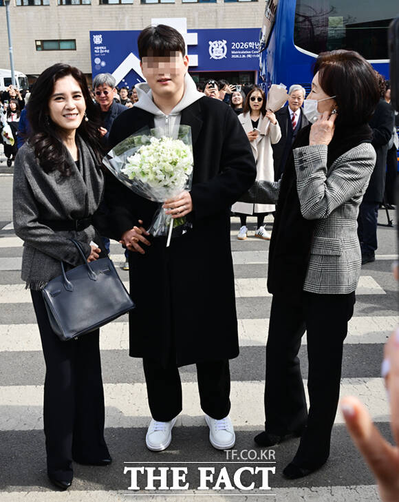 이부진 호텔신라 사장(왼쪽)과 홍라희 리움미술관 명예관장이 26일 서울 관악구 서울대학교 2026학년도 입학식에 참석해 이 사장의 아들 임동현 군의 입학을 축하하고 있다. /이새롬 기자