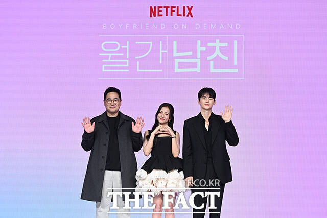 김정식 감독과 블랙핑크 지수, 배우 서인국(왼쪽부터)이 26일 오전 서울 종로구 JW 메리어트 동대문 스퀘어에서 열린 넷플릭스 새 시리즈 ‘월간남친’ 제작발표회에 참석해 포즈를 취하고 있다. /김성렬 기자
