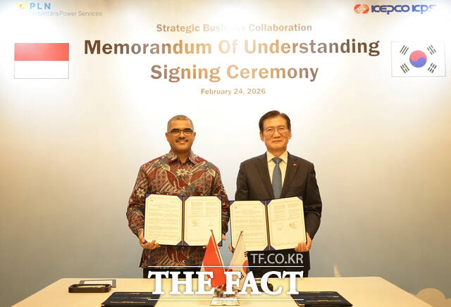 한전KPS가 인도네시아 국영 발전운영사 PLN NPS와 인도네시아 성능개선사업 등 해외사업 공동진출을 위한 양해각서를 체결하고 있다. /한전KPS