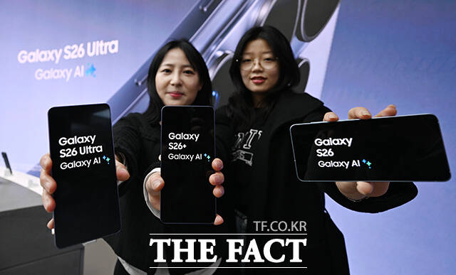 삼성전자가 ‘갤럭시 S26’ 시리즈를 공개한 26일 오후 서울 종로구 KT광화문 빌딩 웨스트 KT 대리점에서 직원들이 갤럭시 S26 시리즈를 소개하고 있다. /서예원 기자