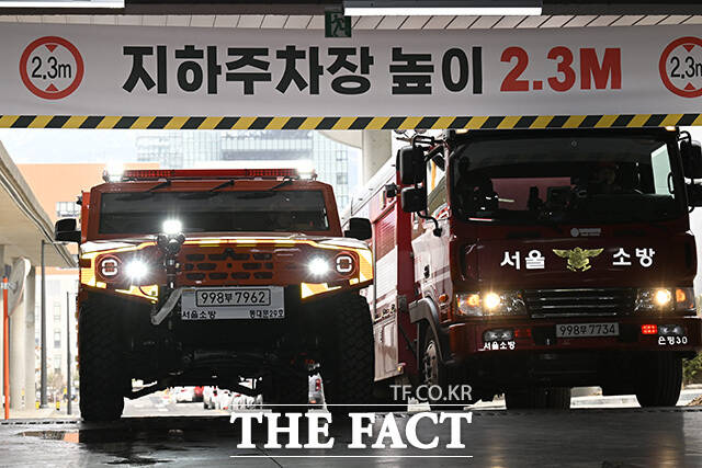 '미래형 재난대응 체계' 공개 시연 행사에서 저상소방차가 방수를 하고 있다.