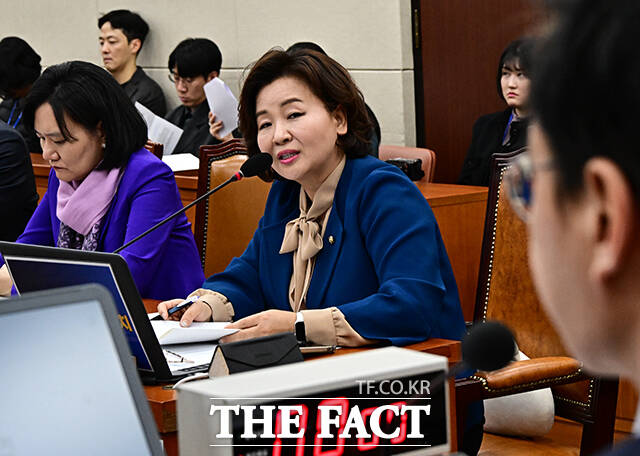 이수진 더불어민주당 의원이 26일 오전 서울 여의도 국회에서 열린 보건복지위원회 전체회의에 참석해 의사진생 발언을 하고 있다. /국회=배정한 기자