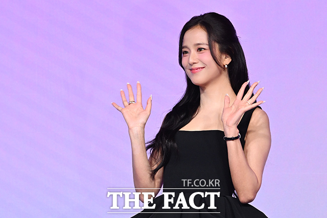 블랙핑크 지수가 26일 오전 서울 종로구 JW 메리어트 동대문 스퀘어에서 열린 넷플릭스 새 시리즈 ‘월간남친’ 제작발표회에 참석해 포즈를 취하고 있다. /김성렬 기자