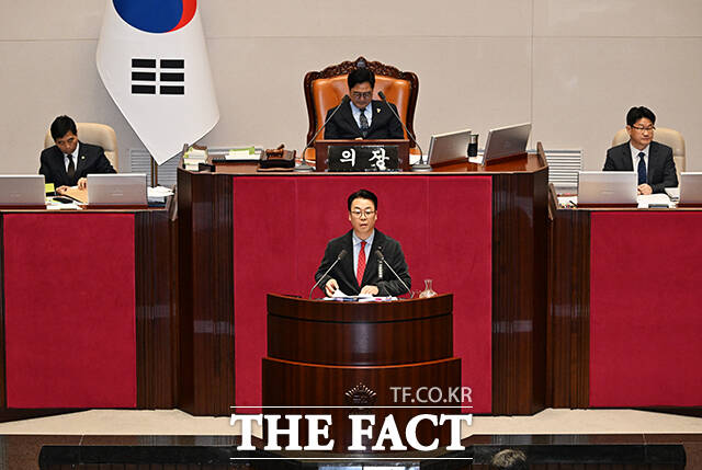 곽규택 국민의힘 의원이 26일 서울 여의도 국회에서 열린 제432회 국회(임시회) 제8차 본회의에 참석해 헌법재판소법 일부개정법률안(재판소원법)에 대한 무제한토론(필리버스터)를 하고 있다. /국회=배정한 기자