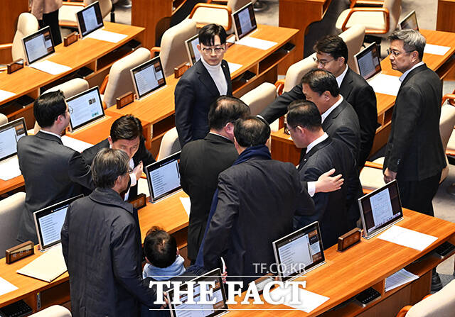 박충권 국민의힘 의원(윗쪽)이 26일 서울 여의도 국회에서 열린 제432회 국회(임시회) 제8차 본회의에 참석해 본인을 향해 “야 임마”라고 발언한 박선원 더불어민주당 의원(아랫쪽)에게 항의를 하고 있다. /국회=배정한 기자