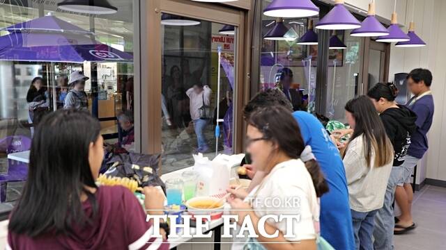 CU가 지난해 11월 업계 최초로 하와이에 오픈한 ‘CU 다운타운점’의 100일 간 판매 데이터를 분석한 결과, 컵얼음 등 K-상품들이 매출 상위권을 차지하며 뜨거운 인기를 얻고 있는 것으로 나타났다. /BGF리테일