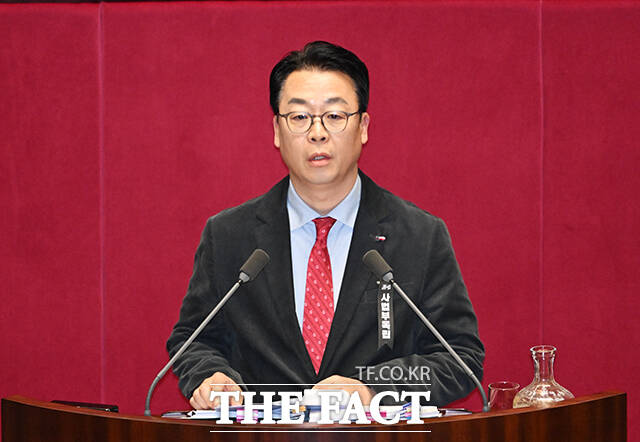 곽규택 국민의힘 의원이 26일 서울 여의도 국회에서 열린 제432회 국회(임시회) 제8차 본회의에 참석해 헌법재판소법 일부개정법률안(재판소원법)에 대한 무제한토론(필리버스터)를 하고 있다. /국회=배정한 기자