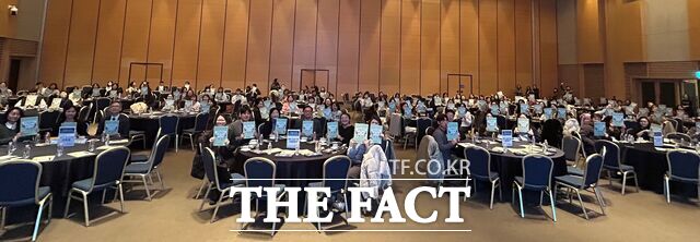 26일 대전컨벤션센터 그랜드볼룸에서 열린 '2026학년도 지역 연계 초1·2 맞춤형 프로그램 질 제고를 위한 강사 역량 강화 연수' 참석자들이 퍼포먼스를 진행하고 있다. /대전시교육청