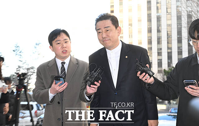 공천헌금·차남 특혜 채용 등 13개 의혹을 받는 김병기 무소속 의원이 26일 오전 서울 마포구 서울경찰청 공공범죄수사대에 피의자 신분으로 출석하며 입장을 밝히고 있다. /박헌우 기자