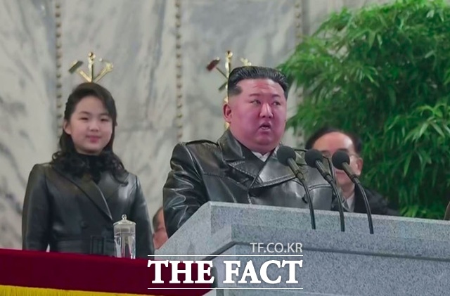 김정은 북한 국무위원장과 딸 김주애가 지난 25일 평양 김일성광장에서 열린 제9차 노동당 대회 기념 열병식에 참석했다. /뉴시스, 조선중앙TV 갈무리