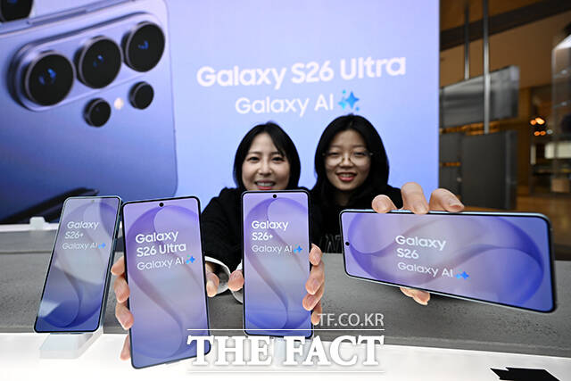 삼성전자가 ‘갤럭시 S26’ 시리즈를 공개한 26일 오후 서울 종로구 KT광화문 빌딩 웨스트 KT 대리점에서 직원들이 갤럭시 S26 시리즈를 소개하고 있다. /서예원 기자