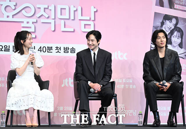 배우 한지민이 26일 오후 서울 구로구 더 링크호텔 서울에서 열린 JTBC 새 토일드라마 '미혼남녀의 효율적 만남' 제작발표회에 참석해 박경림(왼쪽)과 박성훈의 에스코트를 받으며 퇴장하고 있다. /이새롬 기자