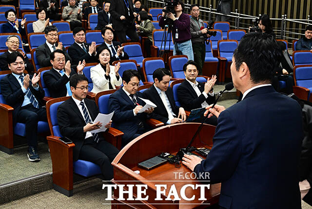 한병도 더불어민주당 원내대표가 26일 오후 서울 여의도 국회에서 열린 의원총회에 참석해 모두발언을 하고 있다. /국회=배정한 기자