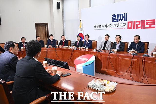 4선 이상 중진 의원들과 면담 갖는 장 대표.