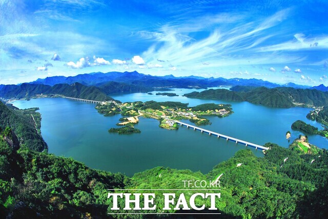 진안군 용담면 월계리에 위치한 용담호 전경. /진안군