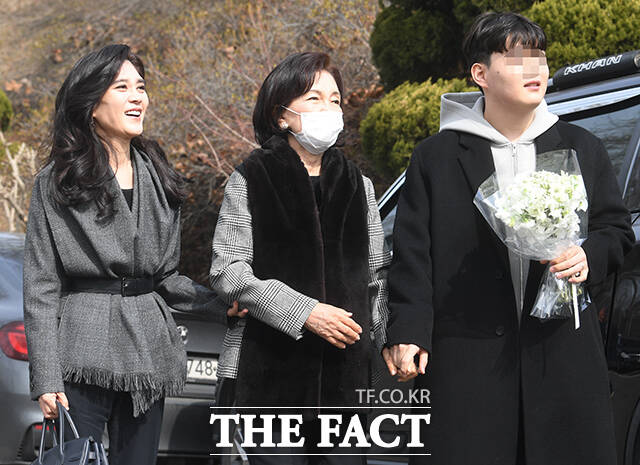 이부진 호텔신라 사장의 아들 임동현 군(왼쪽)이 입학식에 친구들과 웃으며 들어가고 있다.