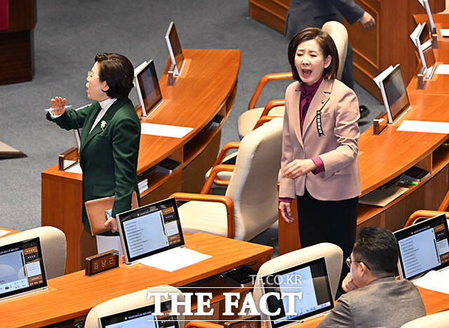 박충권 국민의힘 의원(윗쪽)이 26일 서울 여의도 국회에서 열린 제432회 국회(임시회) 제8차 본회의에 참석해 본인을 향해 “야 임마”라고 발언한 박선원 더불어민주당 의원(아랫쪽)에게 항의를 하고 있다. /국회=배정한 기자