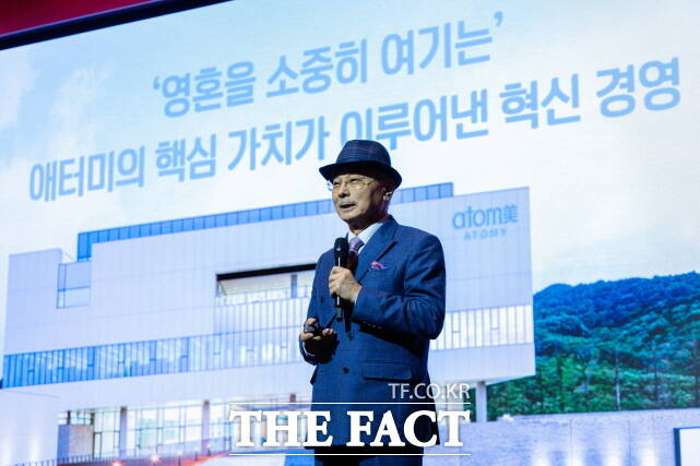 박한길 애터미 회장이 GPTW 경영 컨퍼런스에서 애터미 기업 사례를 강연하고 있다. /애터미