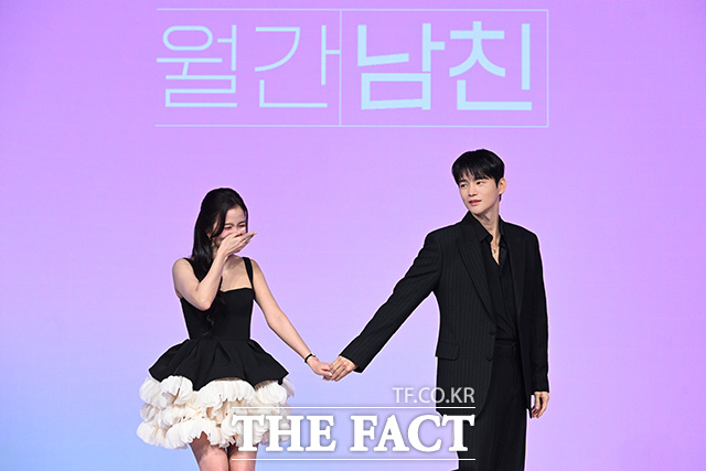 김정식 감독과 블랙핑크 지수, 배우 서인국(왼쪽부터)이 26일 오전 서울 종로구 JW 메리어트 동대문 스퀘어에서 열린 넷플릭스 새 시리즈 ‘월간남친’ 제작발표회에 참석해 포즈를 취하고 있다. /김성렬 기자