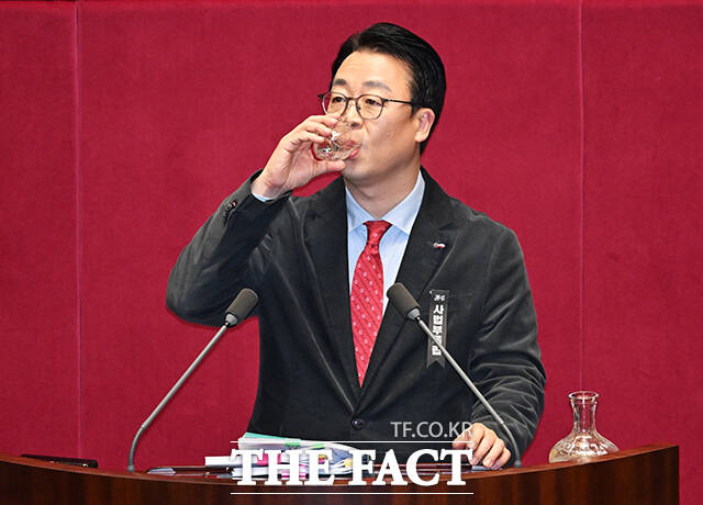 곽규택 국민의힘 의원이 26일 서울 여의도 국회에서 열린 제432회 국회(임시회) 제8차 본회의에 참석해 헌법재판소법 일부개정법률안(재판소원법)에 대한 무제한토론(필리버스터)를 하고 있다. /국회=배정한 기자