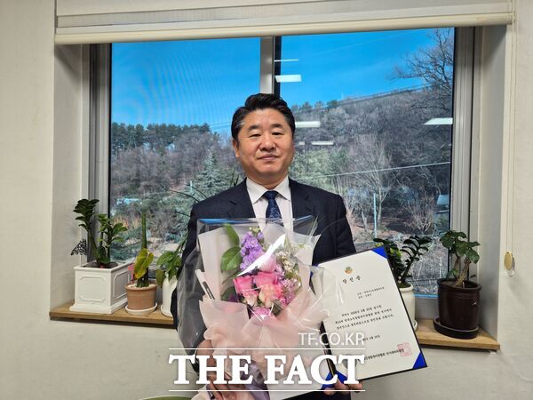 김형식 대덕구노인종합복지관장이 25일 대전청소년위캔센터에서 진행된 한국노인종합복지관협회 제10대 회장 선거에 당선된 뒤 기념촬영하고 있다. /대덕구노인종합복지관