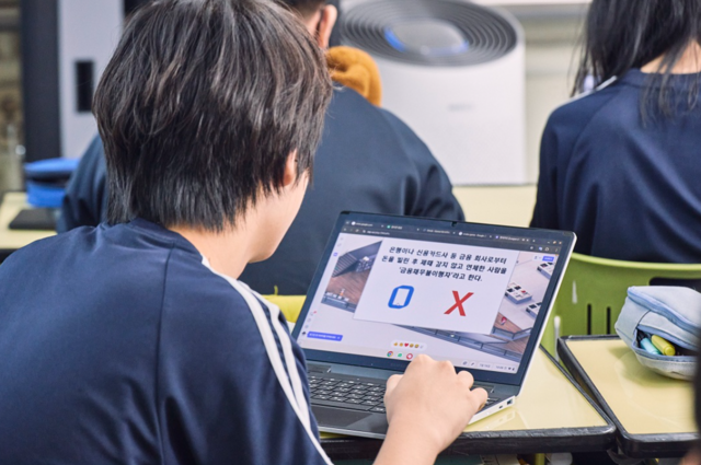 현대카드가 운영하고 있는 1사1교 금융교육에 참여하고 있는 학생의 모습이다. /현대카드