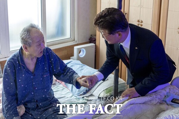 최충규 대덕구청장(오른쪽)이 26일 독립유공자 후손 정한백 씨의 자택을 방문해 감사와 존경의 뜻을 전하고 있다. /대덕구