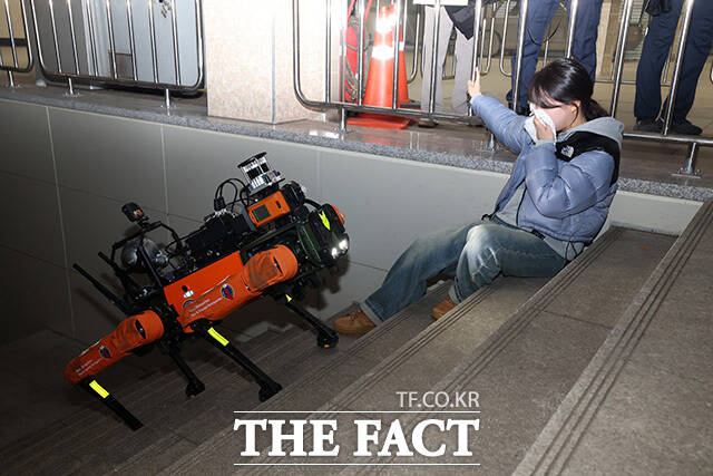 '미래형 재난대응 체계' 공개 시연 행사에서 저상소방차가 방수를 하고 있다.