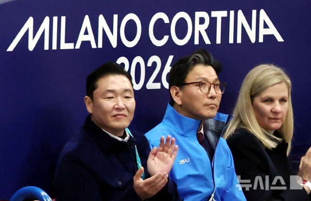 가수 싸이(왼쪽)가 지난 2월 19일(현지 시간) 이탈리아 밀라노 아이스스케이팅 아레나에서 열린 2026 밀라노 코르티나담페초 동계올림픽 피겨스케이팅 여자 싱글 프리프로그램을 관람하고 있다. 가운데는 김재열 국제빙상경기연맹(ISU) 회장 겸 국제올림픽위원회(IOC) 집행위원, 오른쪽은 커스티 코번트리 IOC위원장. / 뉴시스