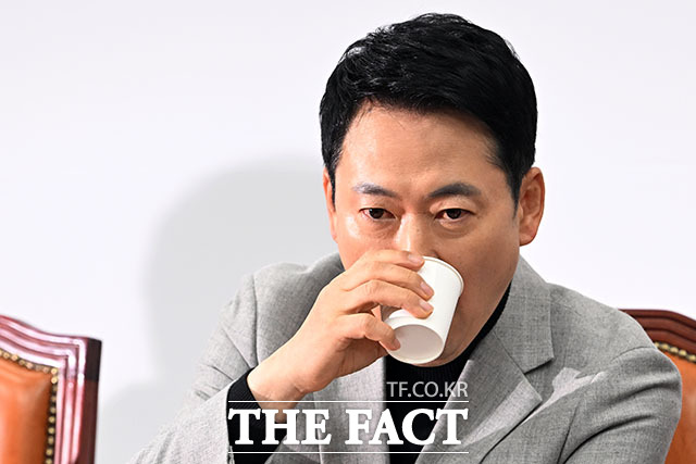 '원내대표 없는 최고위원회의' 속 타는 장 대표.