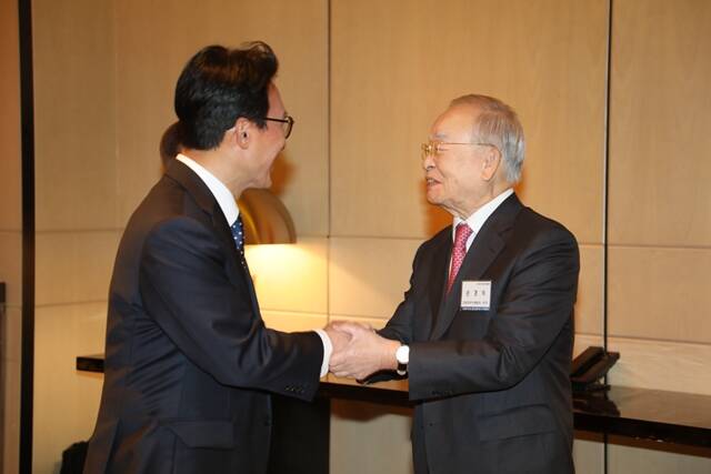 손경식 경총 회장(오른쪽)이 26일 서울 종로구 포시즌스호텔에서 열린 '국무총리 초청 경총 간담회 및 K 국정 설명' 행사에 참석해 김민석 국무총리와 악수하고 있다. /경총