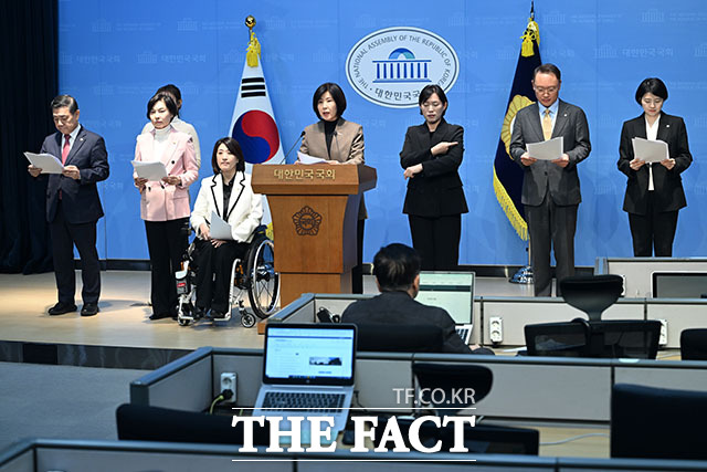 민주당의 독단적 상임위 운영과 코로나 백신 관리 실패 관련 기자회견 열고 발언하는 김미애 보건복지위 야당 간사.