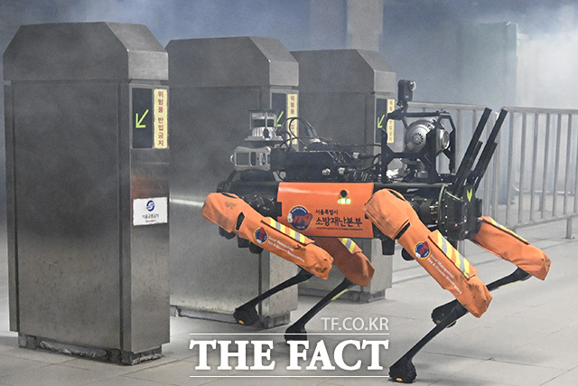 '미래형 재난대응 체계' 공개 시연 행사에서 저상소방차가 방수를 하고 있다.