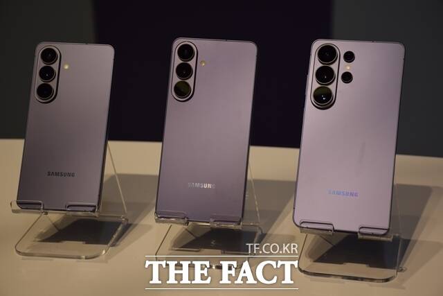 25일(현지시간) 미국 샌프란시스코 팰리스 오브 파인 아트에서 개최된 '갤럭시 언팩 2026(Galaxy Unpacked 2026)' 행사 '갤럭시S26(왼쪽부터)', '갤럭시S26플러스', '갤럭시S26울트라'가 진열돼 있다. /샌프란시스코=우지수 기자