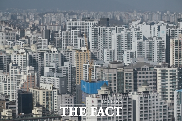 대출 규제로 15억원 미만 중저가 아파트가 몰린 서울 외곽으로 매수세가 몰리며 전세 매물이 줄어들고 있다는 분석이 나온다. /박헌우 기자