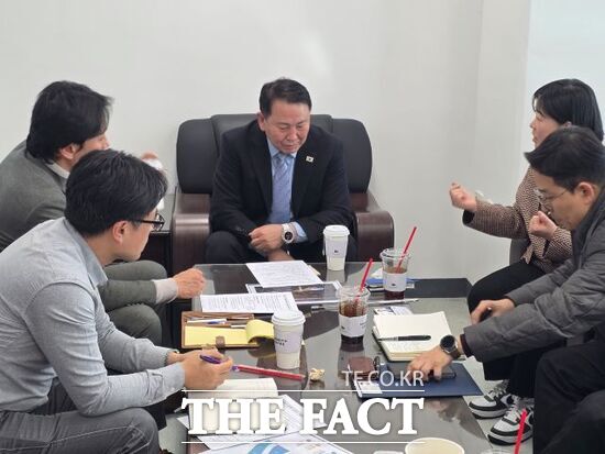 오는 6.3 지방선거에서 경기 고양시장에 도전하는 명재성 더불어민주당 예비후보(가운데)가 25일 입주민 대표, 경기도, 경기주택도시공사(GH) 등과 함께 고양 K-컬처밸리사업의 준공 지연과 관련한 민·관 간담회를 개최하고 진행 사항을 공유한 뒤 준공을 최대한 앞당겨야 한다고 강조하고 있다. /명재성 예비후보