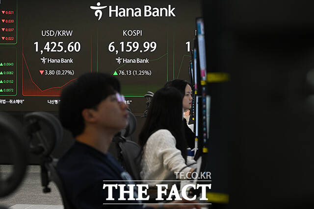 코스피 지수가 6000선을 돌파하며 강세 흐름을 보이고 있는 26일 오전 서울 중구 하나은행 본점 딜링룸 전광판에 지수가 나타나고 있다. /서예원 기자