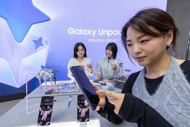 KT 고객들이 온맞이 광화문 플래그십 매장에서 '갤럭시S26' 시리즈를 체험하고 있다. /KT