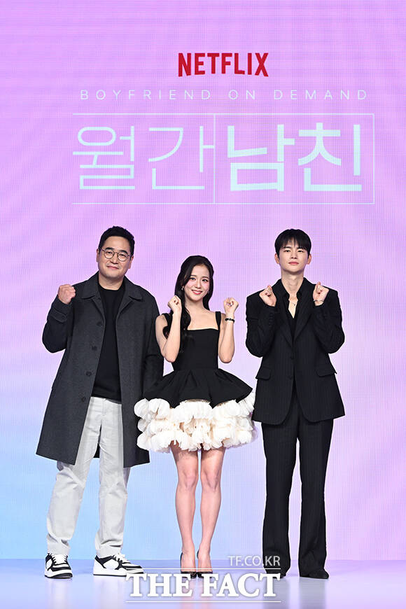 김정식 감독과 블랙핑크 지수, 배우 서인국(왼쪽부터)이 26일 오전 서울 종로구 JW 메리어트 동대문 스퀘어에서 열린 넷플릭스 새 시리즈 ‘월간남친’ 제작발표회에 참석해 포즈를 취하고 있다. /김성렬 기자